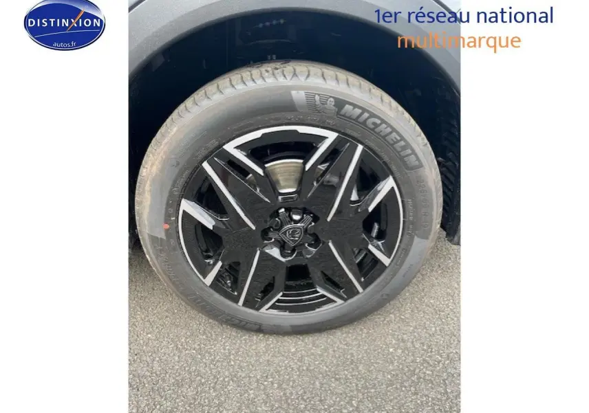 Gros plan sur la jante alu noire et argentée du côté droit du Peugeot 3008 gris titane hybride 2025.