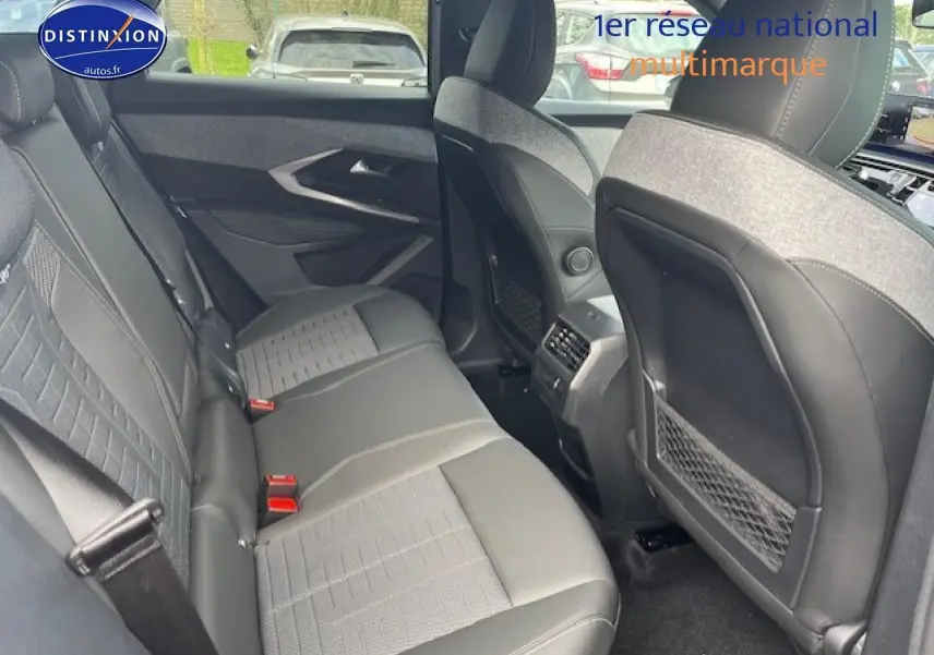 Vue intérieure arrière du Peugeot 3008 gris titane, montrant les sièges en cuir et tissu avec appuis-tête intégrés.