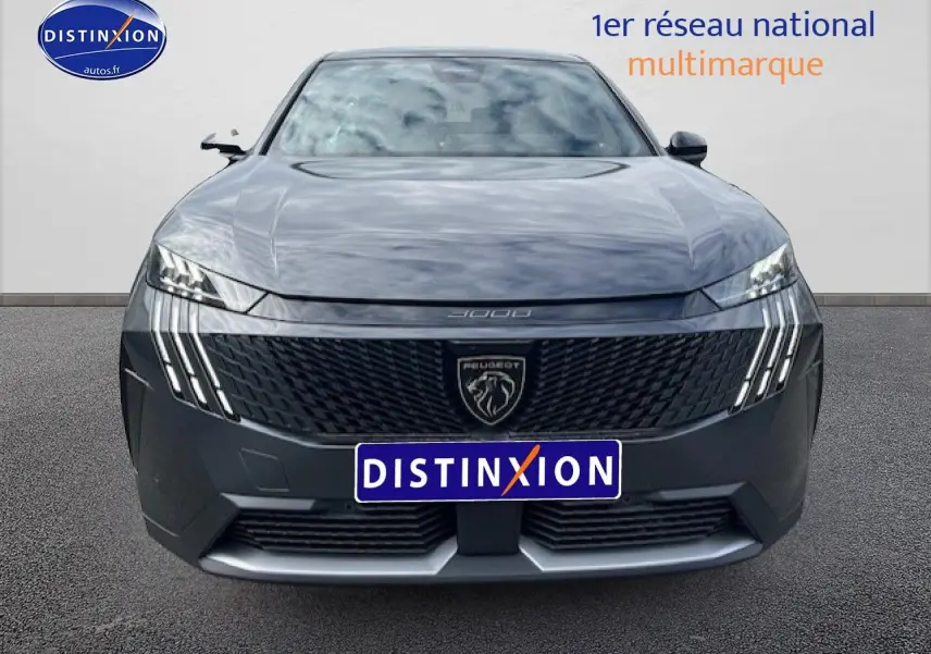 Vue frontale d'un Peugeot 3008 gris titane avec calandre noire et feux LED verticaux distinctifs.