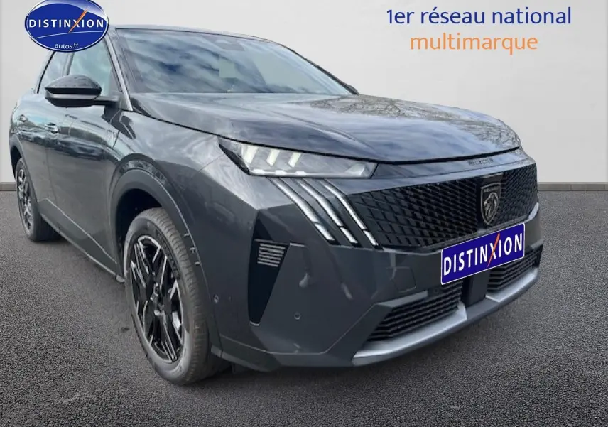 Peugeot 3008 gris titane en vue 3/4 avant droit, avec calandre noire et feux LED distinctifs.