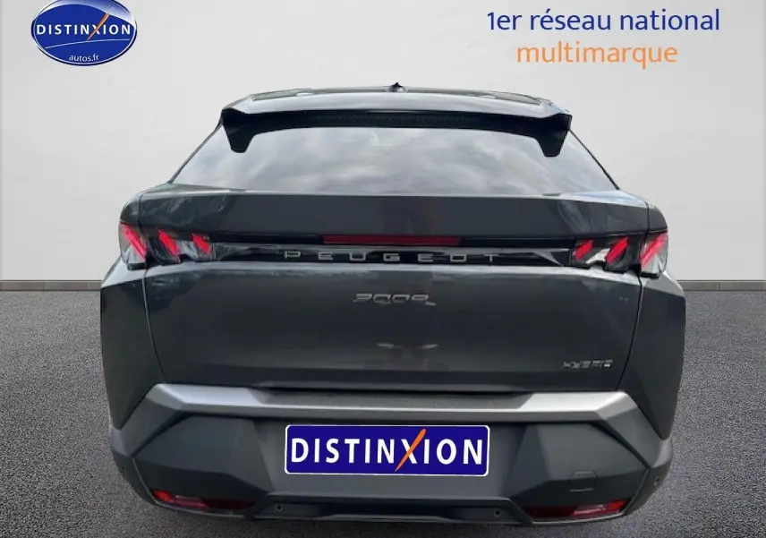 Vue arrière d’un Peugeot 3008 gris titane 2025 avec feux LED et becquet noir distinctif.