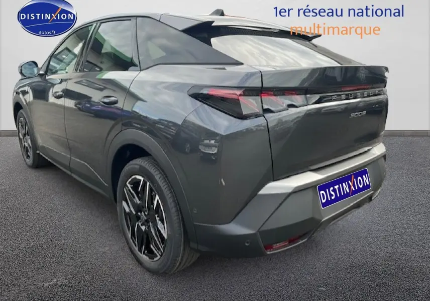 Peugeot 3008 gris titane en 3/4 arrière droit, avec feux LED et jantes alliage noires distinctives.