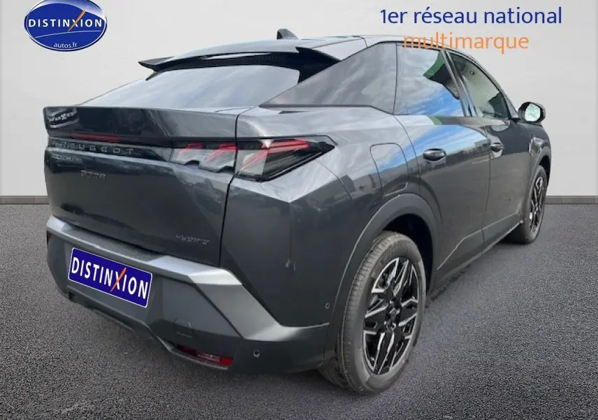 Vue 3/4 arrière droit du Peugeot 3008 gris titane avec jantes alliage et feux arrière LED distinctifs.