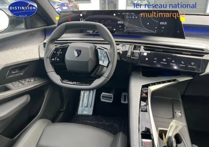 Vue intérieure avant du Peugeot 3008 gris titane 2025, volant multifonction et écran tactile panoramique visible.