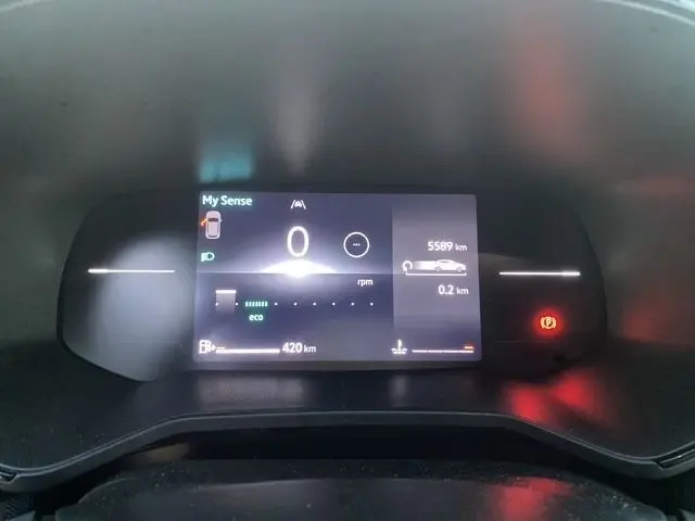 Affichage numérique du combiné d'instruments de la Renault Clio Techno TCe 90, avec indication éco et compteur kilométrique.