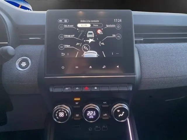 Vue rapprochée du tableau de bord de la Renault Clio Techno TCe 90 2025, avec écran tactile central et commandes de climatisation.