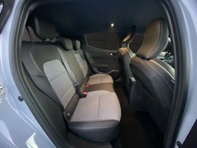 Vue intérieure côté gauche des sièges arrière gris clair et noir de la Renault Clio Techno TCe 90 de 2025.