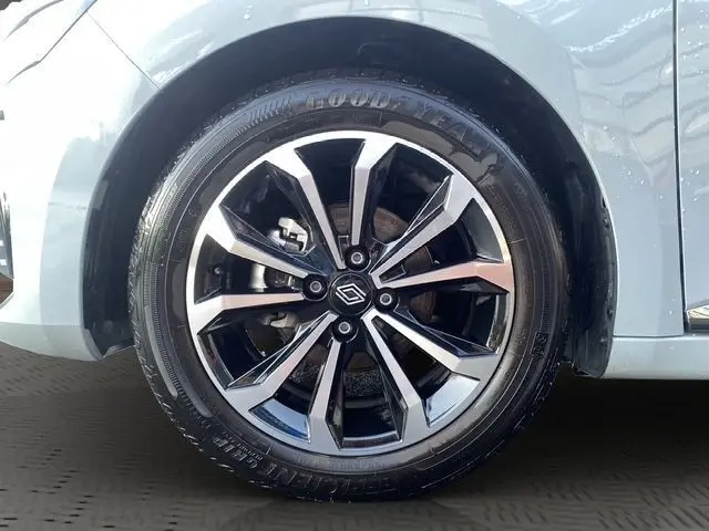 Gros plan sur la roue avant droite gris clair de la Renault Clio Techno TCe 90 avec jante alliage à design moderne.