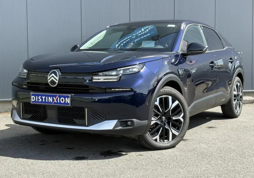 Citroën C4 Hybrid 145 bleu Eclipse en 3/4 avant droit, avec jantes alliage et calandre noire brillante.