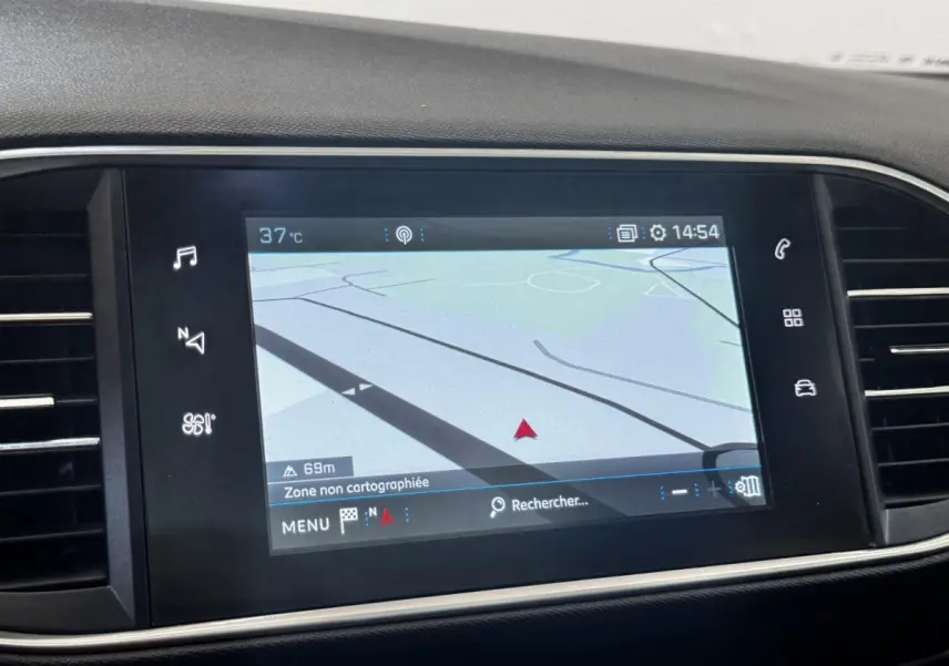 Écran tactile de navigation 9,7 pouces du tableau de bord d'une Peugeot 308 noire, affichant une carte GPS.