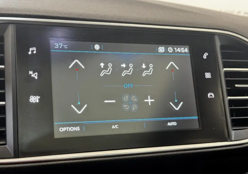 Écran tactile central de la Peugeot 308 GT Line 2018 affichant le réglage de la climatisation à 37°C.
