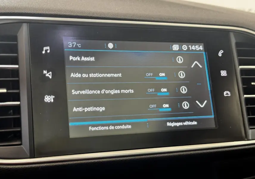 Écran tactile central de la Peugeot 308 GT Line 2018 affichant les aides à la conduite activées.
