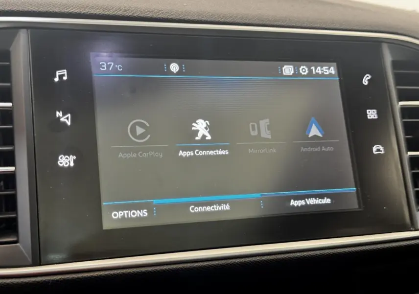 Écran tactile central de la Peugeot 308 GT Line 2018 affichant les options de connectivité Apple CarPlay et Android Auto.