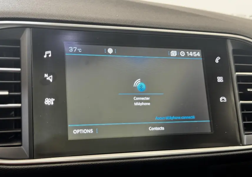 Écran tactile central de 9,7 pouces de la Peugeot 308 GT Line 2018 affichant la connexion Bluetooth téléphone.