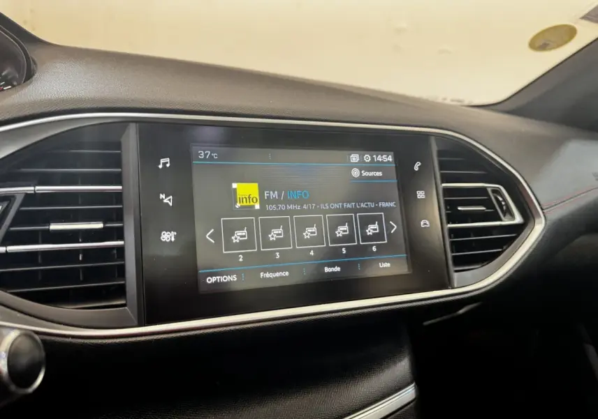 Écran tactile central 9,7 pouces affichant la radio dans l’habitacle noir de la Peugeot 308 GT Line 2018.