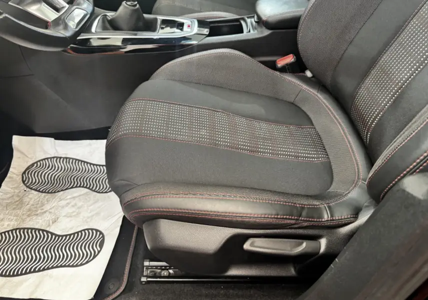 Gros plan sur le siège avant droit noir avec surpiqûres rouges de la Peugeot 308 GT Line 2018.