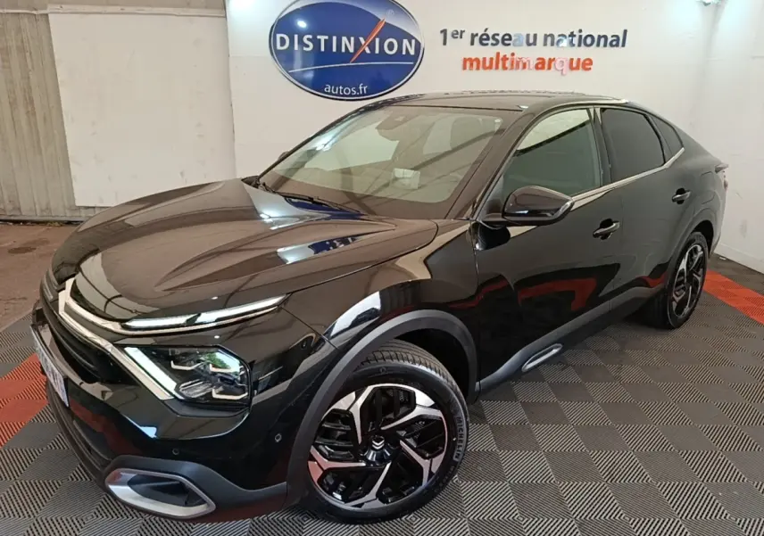 Citroën C4 X noir vue 3/4 avant droit, avec phares LED et jantes alliage distinctives.