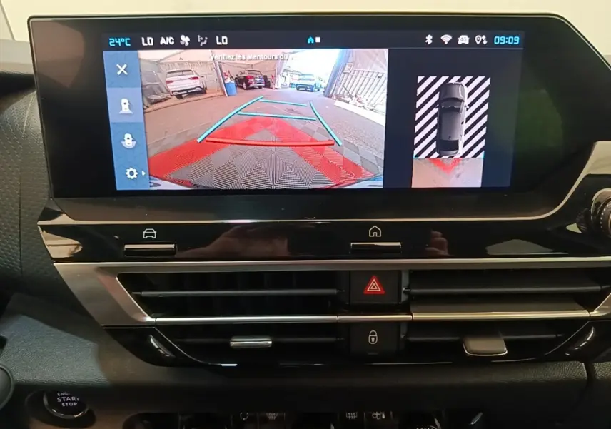 Écran tactile central affichant la caméra de recul et l'aide au stationnement du Citroën C4 X noir, vue intérieure frontale.