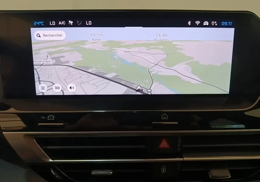 Écran tactile central affichant la navigation 3D dans l'habitacle du Citroën C4 X noir, vue de face.