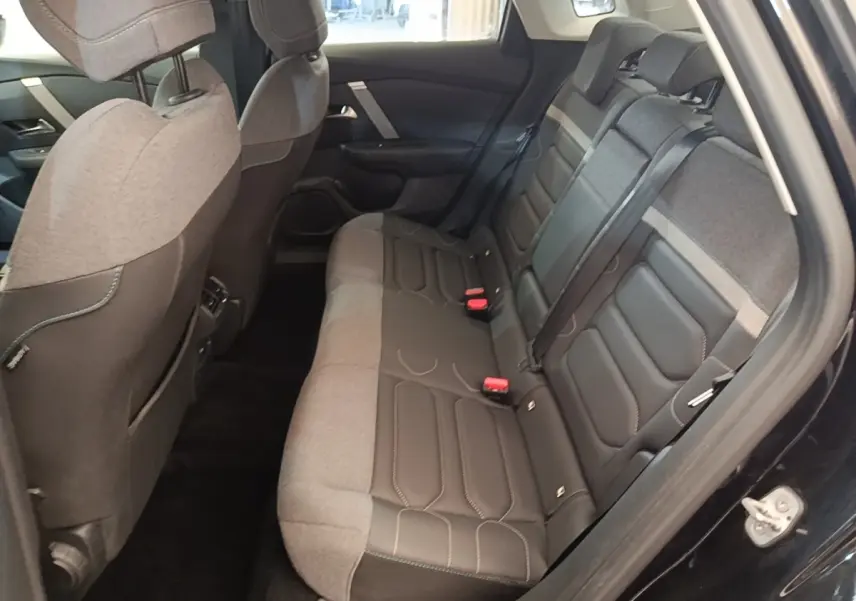 Vue intérieure côté droit des sièges arrière gris foncé et tissu mixte du Citroën C4 X PureTech 130 Shine 2023.