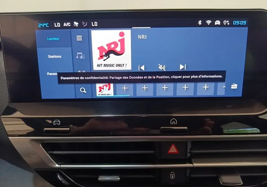 Écran tactile central de 10 pouces du tableau de bord du Citroën C4 X noir, affichant la radio NRJ.