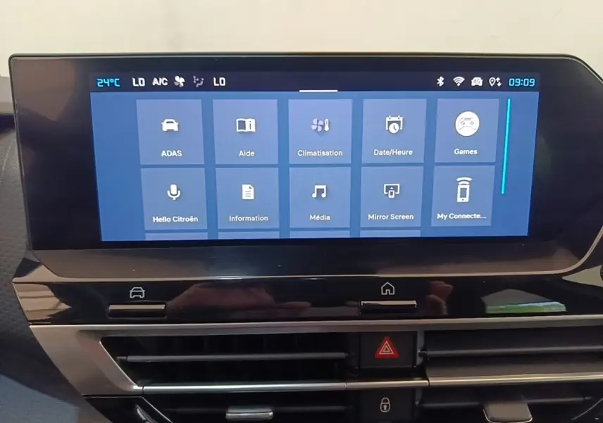 Écran tactile central affichant le menu multimédia dans l'habitacle du Citroën C4 X noir, vue de face.