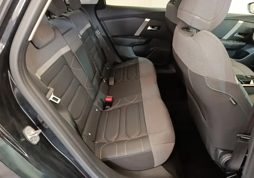 Vue intérieure côté gauche sur la banquette arrière bi-matière grise et noire du Citroën C4 X noir 2023.