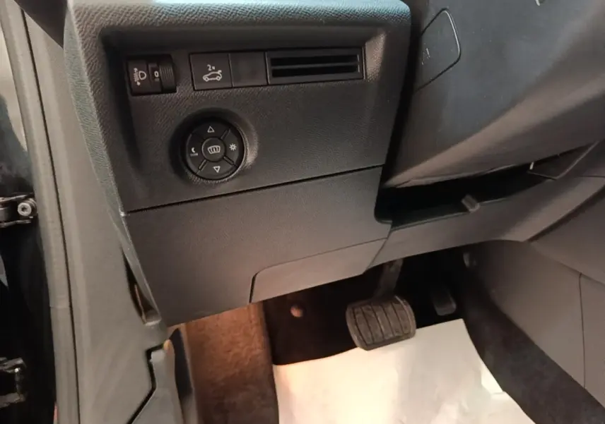 Détail du panneau de commande côté gauche sous le tableau de bord noir du Citroën C4 X PureTech 130 Shine 2023.