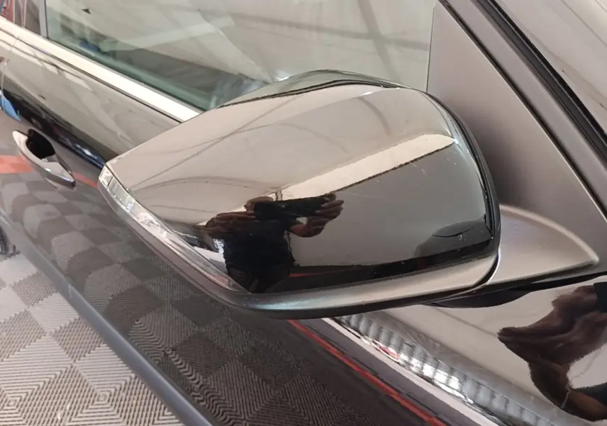 Rétroviseur côté gauche noir brillant de la Citroën C4 X PureTech 130 Shine, vue rapprochée sur la portière.