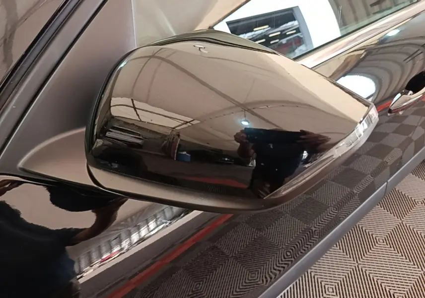 Rétroviseur côté gauche noir brillant du Citroën C4 X PureTech 130 Shine 2023, vue rapprochée en extérieur.