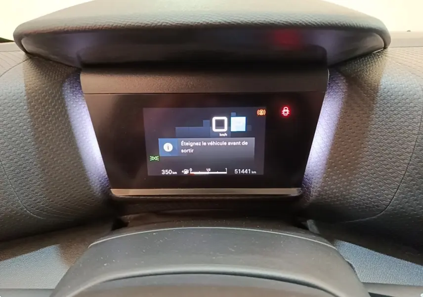Affichage numérique du tableau de bord du Citroën C4 X PureTech 130, avec message d'arrêt et compteur kilométrique.