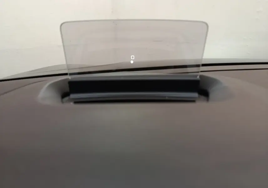 Affichage tête haute transparent sur le tableau de bord du Citroën C4 X noir, vue intérieure frontale.