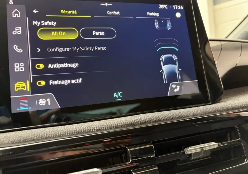 Écran tactile intérieur de la Renault Clio blanche 2026 montrant les réglages de sécurité et climatisation.