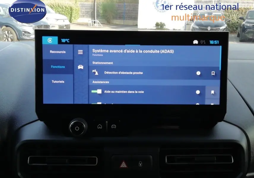 Écran tactile central du Citroën Berlingo XL blanc, affichant les aides à la conduite, vue de face intérieur.