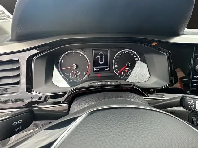 Vue rapprochée du tableau de bord de la Volkswagen Polo VI Lounge Business 2021, avec compteurs analogiques et écran central numérique.