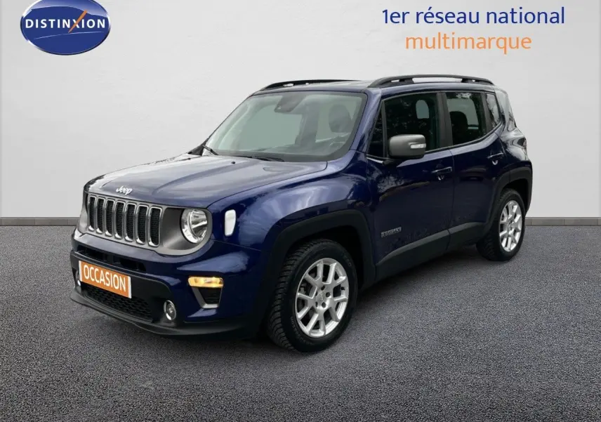 Jeep Renegade bleu en 3/4 avant droit, version Limited 1.0 essence 120ch, avec jantes argentées et feux allumés.