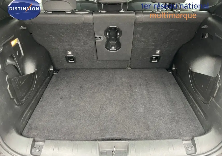 Coffre spacieux du Jeep Renegade bleu 2020, vue intérieure arrière avec banquette rabattable et finitions noires.