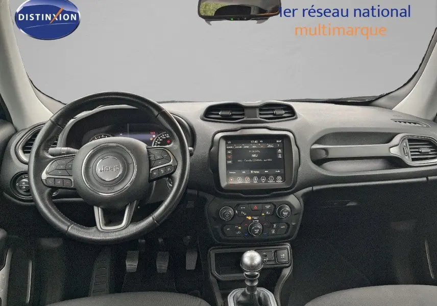 Intérieur du Jeep Renegade bleu 2020, vue frontale sur le tableau de bord et volant avec boîte manuelle.