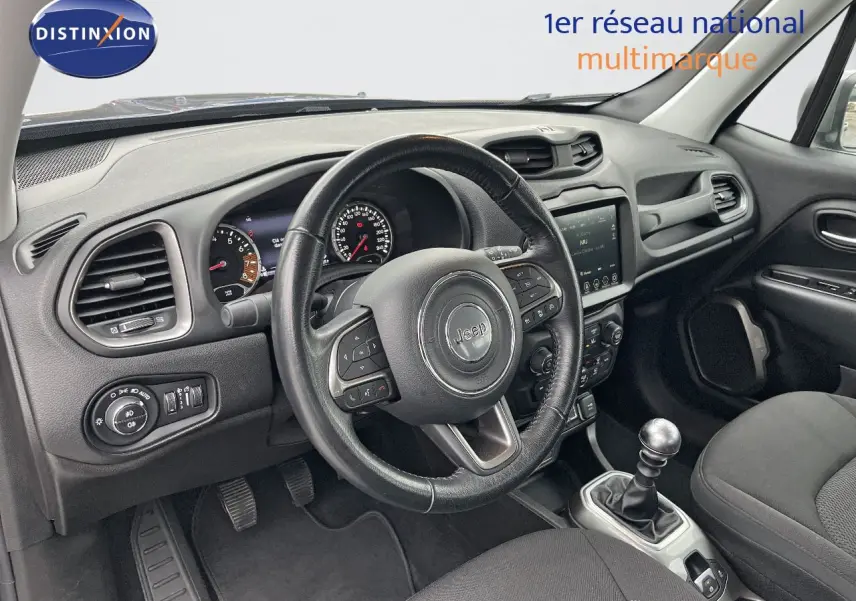Intérieur du Jeep Renegade 2020 bleu, vue côté conducteur montrant le tableau de bord et la boîte manuelle.