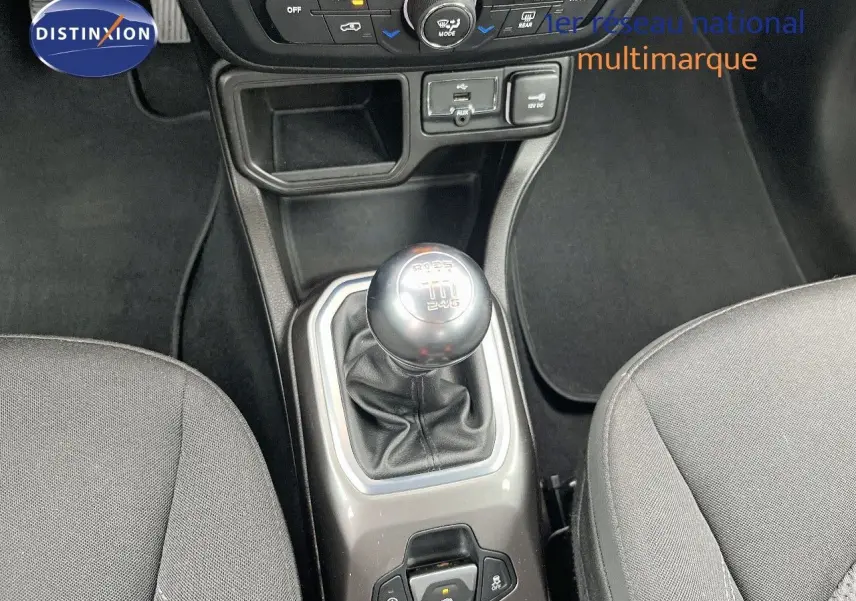 Le levier de vitesses manuel au centre de la console d'une Jeep Renegade bleue 2020, finition Limited.