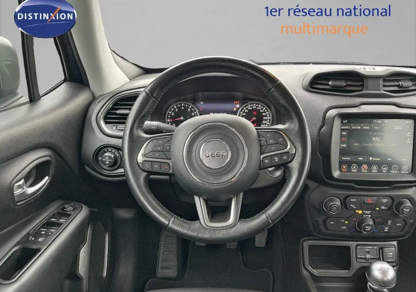 Vue intérieure centrée sur le volant et le tableau de bord du Jeep Renegade 2020 avec écran tactile et levier de vitesses.