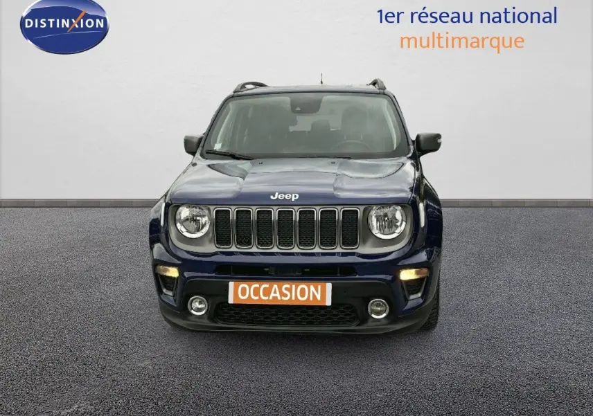 Vue frontale d'un Jeep Renegade bleu 2020 avec calandre à sept fentes et phares ronds allumés.