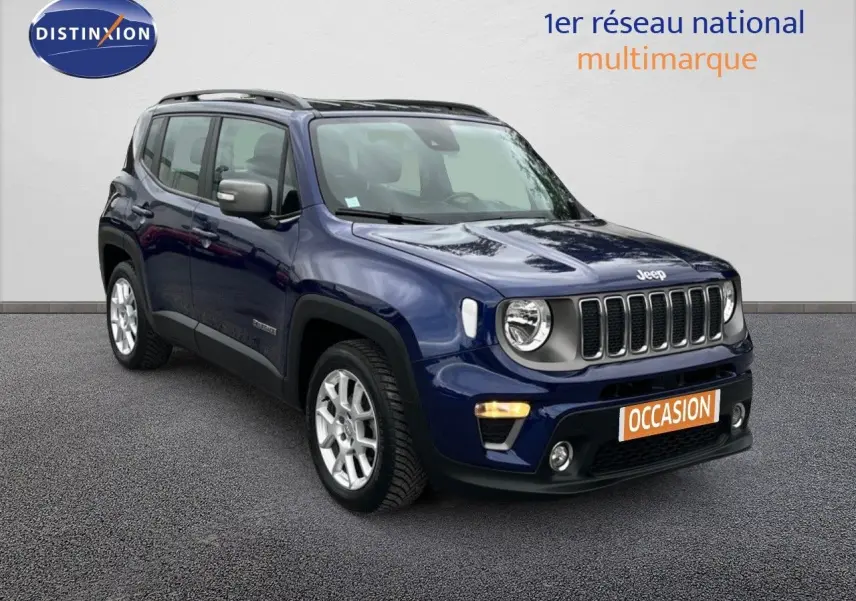 Jeep Renegade bleu en 3/4 avant droit avec calandre distinctive et feux ronds allumés sur fond neutre.