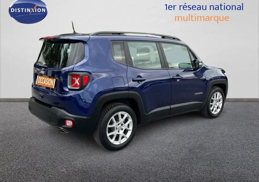 Jeep Renegade bleu vue 3/4 arrière côté droit, avec jantes argentées et toit ouvrant visible.