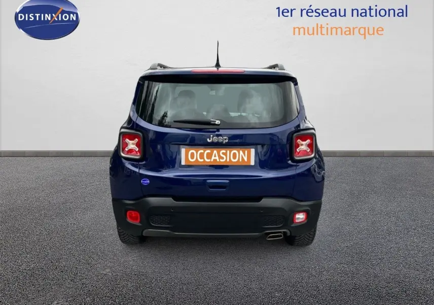 Vue arrière d'un Jeep Renegade bleu 2020 avec feux arrière distinctifs en forme de croix et plaque "OCCASION".