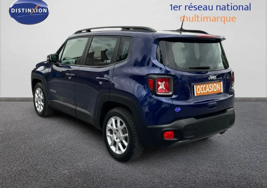 Jeep Renegade bleue vue 3/4 arrière droit, avec feux arrière distinctifs et jantes argentées, modèle 2020 Limited.