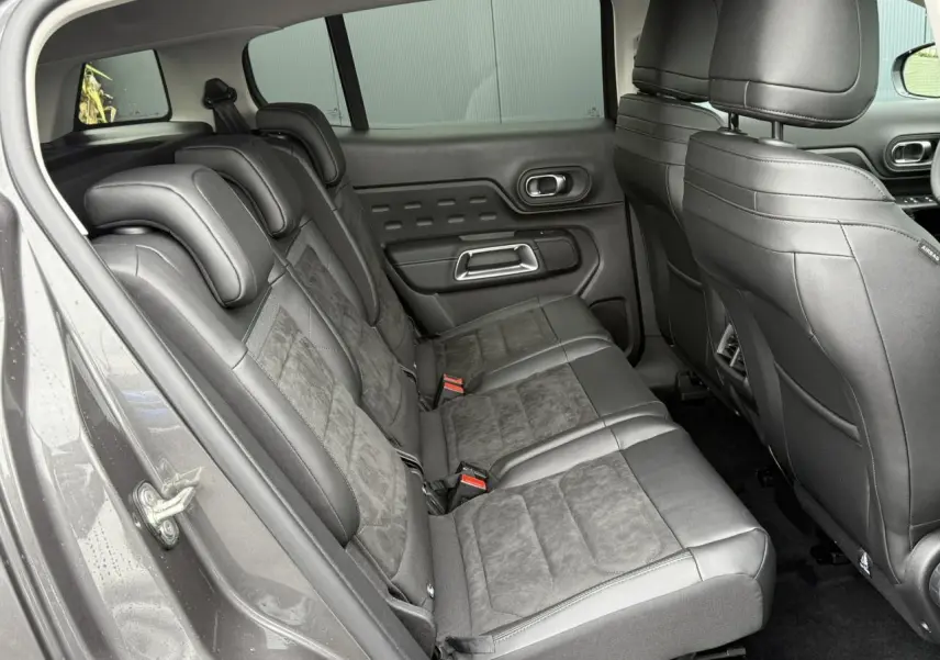 Vue latérale gauche des sièges arrière en Alcantara noir et tissu effet cuir du Citroën C5 Aircross Hybrid 2025.