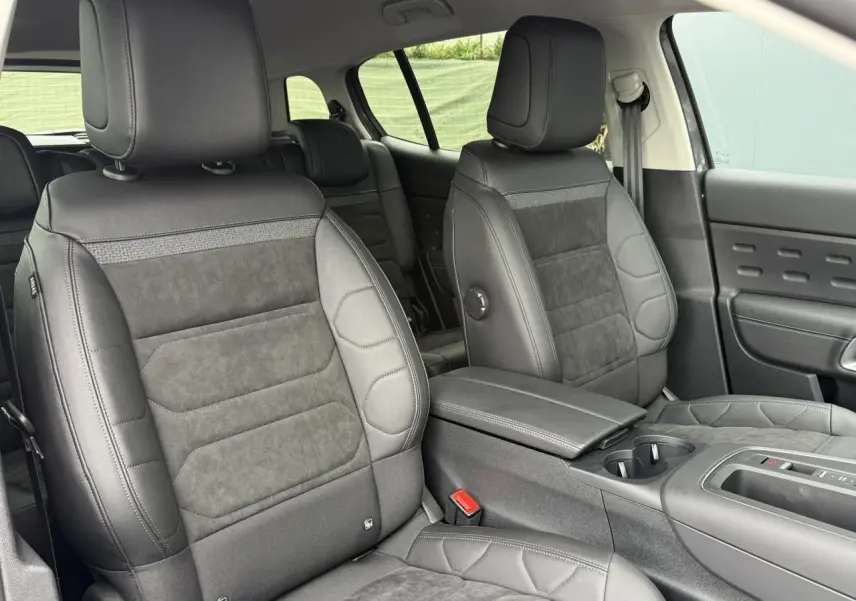 Intérieur avant du Citroën C5 Aircross Hybrid noir, sièges Urban Black en Alcantara et cuir avec accoudoir central.