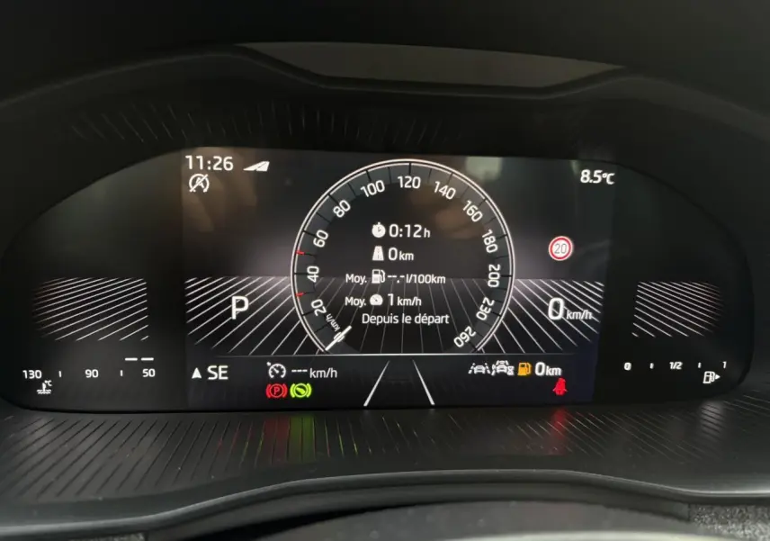 Affichage numérique du tableau de bord du Skoda Kamiq gris argent, montrant la vitesse, la température et les alertes.