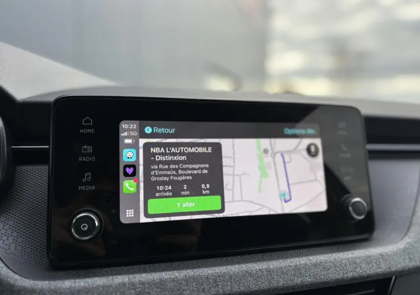 Écran tactile central du Skoda Kamiq TSI 116 gris argent affichant la navigation Apple Car Play.